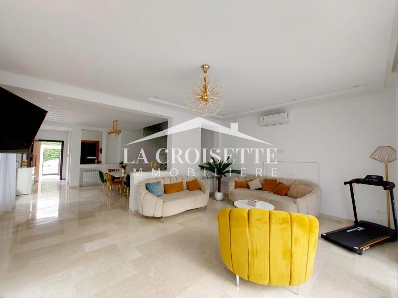 Triplex S+4 avec jardin et piscine à Gammarth